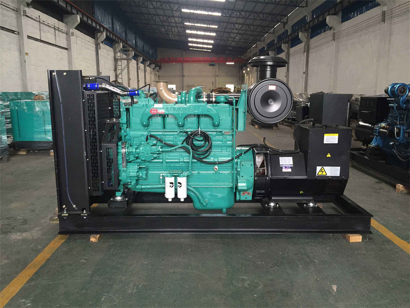 雅江如何判断一个电压表是否具有自动量程切换功能？