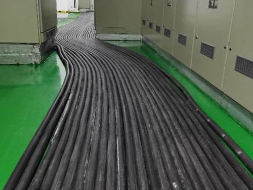 雅江如何根据理论计算公式计算温度对特定电压测量结果的影响？