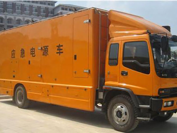 雅江冬季柴油发电机启动前，如何检查燃油系统中的积水？